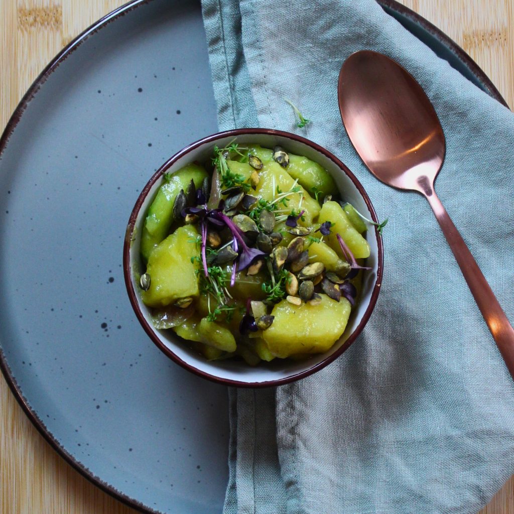 Ein Kartoffelsalat muss nicht zwangsweise mit Mayonnaise zubereitet werden. Eine klassische und zeitgleich vegane Variante zeige ich dir im folgenden Beitrag.