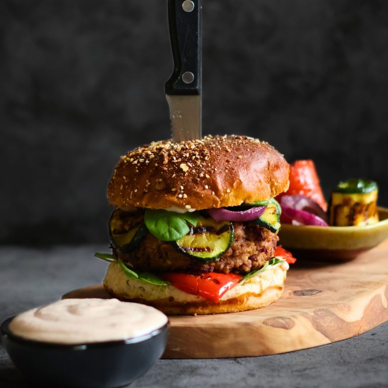 Veganer Burger mit Grillgemüse und Aioli